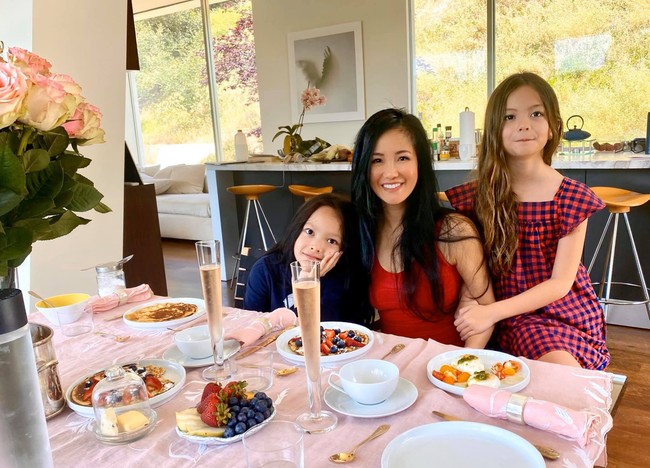 Hong Nhung yang kelahiran 1970 ini merupakan ibu dari sepasang anak kembar. Belum lama ini, dia menghabiskan liburan ke sebuah tempat terpencil bersama putri kembarnya. Foto: Facebook Le Hong Nhung