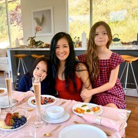 Hong Nhung yang kelahiran 1970 ini merupakan ibu dari sepasang anak kembar. Belum lama ini, dia menghabiskan liburan ke sebuah tempat terpencil bersama putri kembarnya. Foto: Facebook Le Hong Nhung