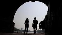 Menurut Tauhid, dengan kondisi pandemi yang belum tuntas dan belum bisa diprediksi kapan selesai. Maka pemulihan di negara-negara yang mengalami resesi ini bisa lebih lama dari perkiraan. AP Photo/Kirsty Wigglesworth.