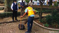 Pelanggar juga dihukum untuk bersih-bersih area Alun-alun Kota Cimahi selama 15 menit.