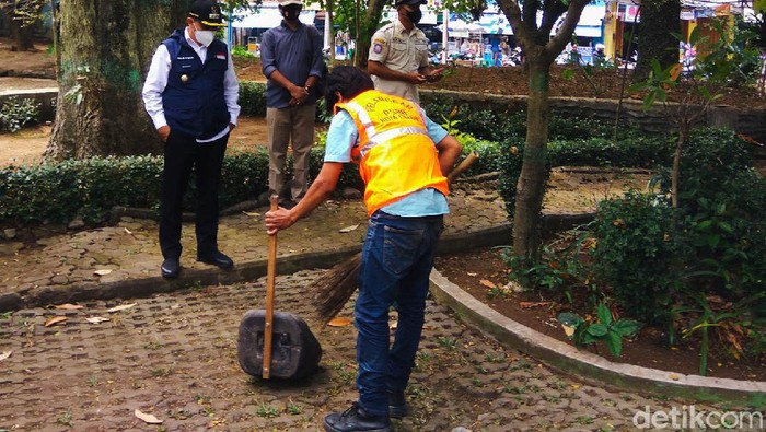 Sejumlah warga Kota Cimahi yang beraktivitas di luar rumah tanpa mengenakan masker dikenai sanksi sosial oleh Pemerintah Kota Cimahi. Sanksi sosial tersebut berupa pemakaian rompi orange bertuliskan Pelanggar PSBB Kota Cimahi. Selain itu pelanggar diperintahkan untuk bersih-bersih area Alun-alun Kota Cimahi selama 15 menit.