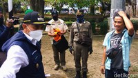 Wali Kota Cimahi Ajay M Priatna terjun langsung mencari warga tak bermasker. Dalam 30 menit berkeliling di area pusat Kota Cimahi itu ada 10 pelanggar yang dikenai sanksi sosial.