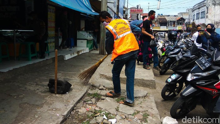 Ini Sanksi Tak Pakai Masker di Cimahi Sejumlah warga Kota Cimahi yang beraktivitas di luar rumah tanpa mengenakan masker dikenai sanksi sosial oleh Pemerintah Kota Cimahi. Sanksi sosial tersebut berupa pemakaian rompi orange bertuliskan 'Pelanggar PSBB Kota Cimahi'. Selain itu pelanggar diperintahkan untuk bersih-bersih area Alun-alun Kota Cimahi selama 15 menit.