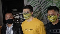 Tak sendiri, suami dari Zaskia Sungkar itu ditemani oleh kuasa hukumnya dan juga para petinggi Bandung Makuta. Foto: Palevi/detikHOT