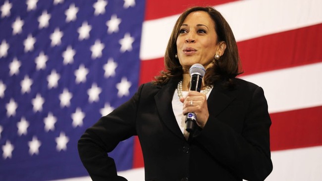 Banyak hal serba pertama dalam karier Kamala Harris. Selain kini menjadi wapres wanita keturunan Afrika-Asia pertama, dia juga wanita kulit hitam pertama yang terpilih menjadi jaksa wilayah dalam sejarah California. Pencapaian lain yang didapatkannya adalah menjadi wanita pertama yang menjabat sebagai Jaksa Agung California sekaligus keturunan India pertama yang jadi Senator Amerika Serikat. Foto: BBC World