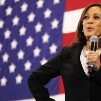 Banyak hal serba pertama dalam karier Kamala Harris. Selain kini menjadi wapres wanita keturunan Afrika-Asia pertama, dia juga wanita kulit hitam pertama yang terpilih menjadi jaksa wilayah dalam sejarah California. Pencapaian lain yang didapatkannya adalah menjadi wanita pertama yang menjabat sebagai Jaksa Agung California sekaligus keturunan India pertama yang jadi Senator Amerika Serikat. Foto: BBC World