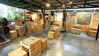 Mereka juga memiliki cafe di dekat pintu masuk dan logo Kandank Jurank. Dok. Instagram/kandankjurank
