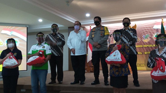 Kapolda Metro Jaya bagikan 4.000 sembako Presiden ke purnawirawan polisi hingga karyawan Inkoppol (Foto: Kadek/detikcom)