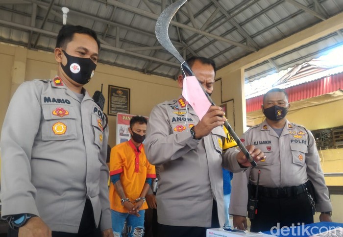 Kapolrestabes menunjukkan barang bukti didampingi Kapolsek, Kompol Mario