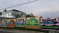 Saat berada di tengah jalan, keduanya dihadang warga yang menanyakan asal korban dan minta mengeluarkan KTP. Namun saat korban mengeluarkan KTP, dia ditikam dari belakang, dan tak lama kemudian datang seorang warga yang ikut menyerang korban. Korban meninggal di tempat kejadian perkara (TKP) akibat luka-luka yang dideritanya.