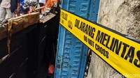 Garis polisi terbentang di lokasi rumah petak yang diduga menjadi asal muasal api.