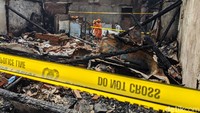 Salah satu rumah tampak ludes terbakar. 