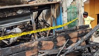 Saat ini puing-puing yang menghitam masih berserakan di sekitar lokasi kebakaran.