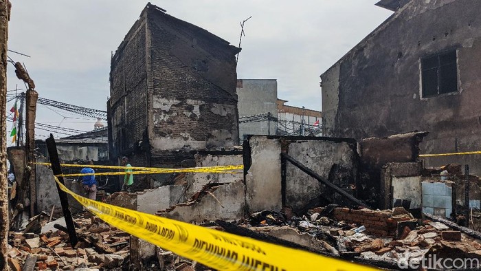 Kebakaran di Duri Utara Tambora Garis polisi terbentang di lokasi rumah petak yang diduga menjadi asal muasal api Kebakaran yang menghanguskan pemukiman padat penduduk di Duri, Tambora, Jakarta Barat, Rabu (12/8/2020). Kebakaran terjadi Selasa malam dan menghanguskan sejumlah rumah.