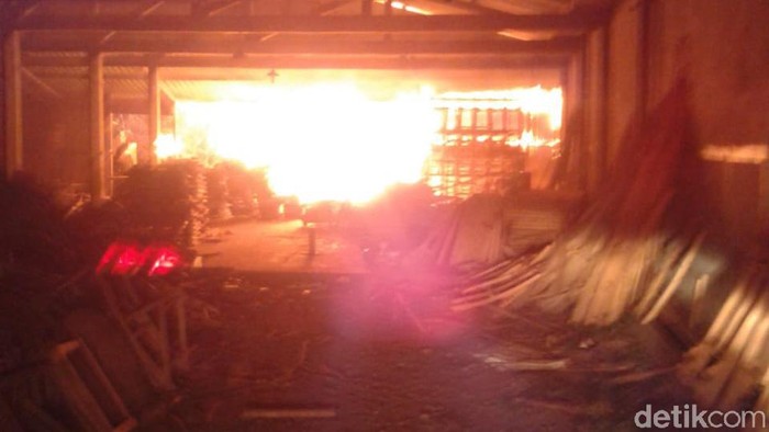 Kebakaran gudang mebel kayu milik Hendro warga Desa Mulyoharjo, RT 02/RW 02 Kecamatan Kota, Jepara, Rabu (12/8/2020) malam.