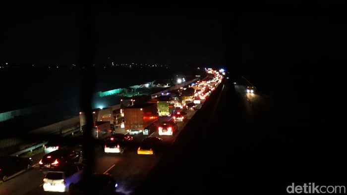Kemacetan di Tol Padaleunyi masih terjadi.