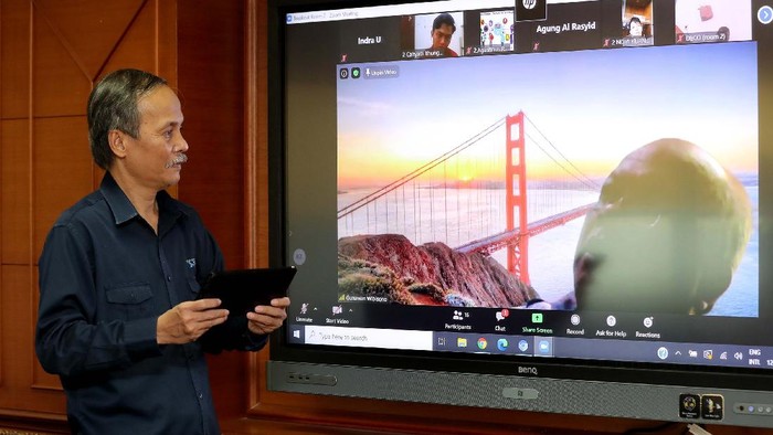 Plt Direktur Standardisasi Perangkat Pos dan Informatika Kementerian Komunikasi dan Informatika, Indra Utama memberikan sosialisasi regulasi IoT yang berlaku di Indonesia, saat Kelas Virtual Konsultasi IoT Solutions Makers Creation 2020, di Jakarta, Rabu (12/8/2020). Kelas ini merupakan salah satu dari rangkaian acara IoT Makers Creation 2020 dengan tema IoT for Resilience in The Face of Pandemics yang terdiri dari pelatihan,  konsultasi, dan kompetisi.