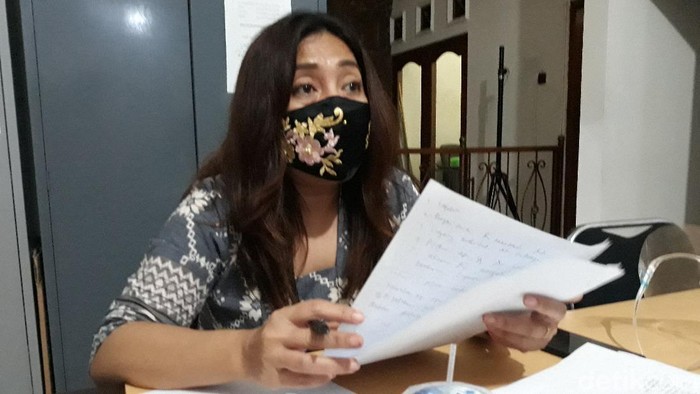 Komisioner Divisi Penindakan Pelanggaran Bawaslu Solo, Poppy Kusuma di kantornya, Laweyan, Solo, Rabu (12/8/2020).