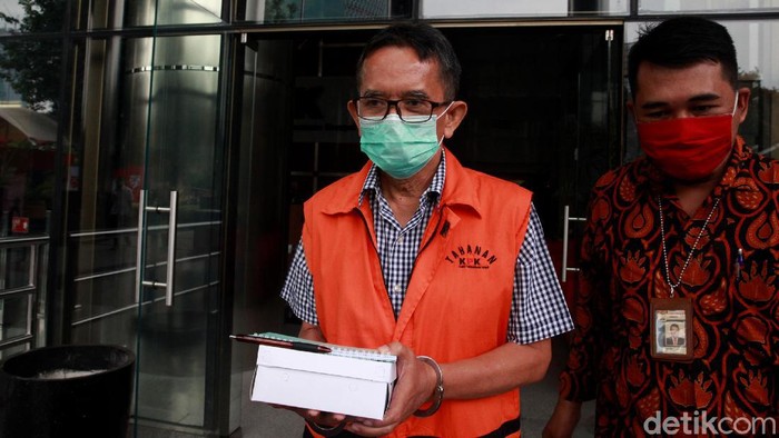 Mantan Dirut PT Dirgantara Indonesia Budi Santoso diperiksa KPK. Ia diperiksa kasus dugaan korupsi kegiatan penjualan dan pemasaran di PT DI tahun 2007-2017.