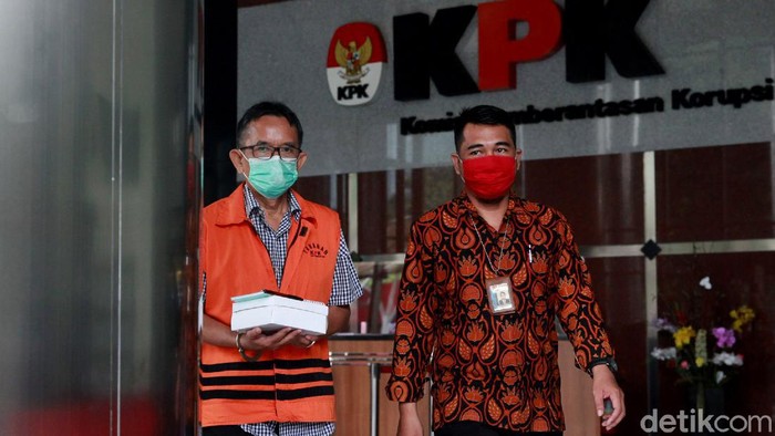 Mantan Dirut PT Dirgantara Indonesia Budi Santoso diperiksa KPK. Ia diperiksa kasus dugaan korupsi kegiatan penjualan dan pemasaran di PT DI tahun 2007-2017.