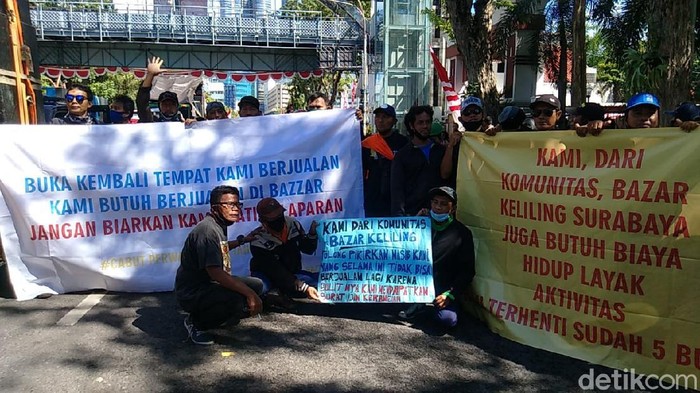 Massa Pekerja Seni dan Komunitas Bazar Mulai Berdatangan di  Grahadi