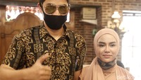 Medina Zein didampingi suaminya, Lukman Azhari, saat ditemui di kawasan Tebet, Jakarta Selatan pada Rabu (12/8). Pool/Palevi S/detikFoto.