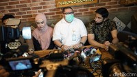 Bersama kuasa hukumnya, Razman Nasution, Medina menjelaskan perkembangan kasus yang terjadi antara dirinya dan Irwansyah. Pool/Palevi S/detikFoto.