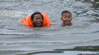 Meski belum lama ada kasus anak tenggelam, anak-anak disini nampak tetap berani berenang.