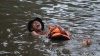 Mereka terlihat sangat semringah.