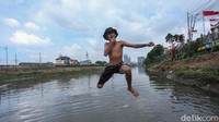 Begini aksi mereka saat bermain di kali Ciliwung.