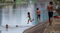 Begini aksi para penakluk Ciliwung.