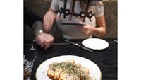 Paling suka mengabadikan foto makanan, Mia terlihat kesal nih ketika makanannya akan disentuh orang lain sebelum ia foto. Foto: Instagram @miakhalifa