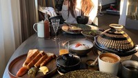 Sarapan jadi waktu makan yang paling digemari Mia. Setiap paginya Mia sering mengunggah menu sarapan sehari-harinya. Kali ini ia sarapan dengan roti panggang dan secangkir kopi hangat. Foto: Instagram @miakhalifa