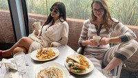Bersama temannya, Mia unggah fotonya saat menikmati sarapan di pagi hari. Mulai dari crepes, telur hingga kentang jadi menu sarapannya yang enak. Foto: Instagram @miakhalifa