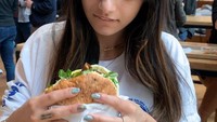  Selain kepiting, Mia juga hobi menyantap burger. Ia dikenal jarang membatasi asupan makanannya. Foto: Instagram @miakhalifa
