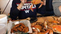 Paling suka dengan aneka seafood, ini senyuman bahagia Mia ketika menyantap kepiting besar yang sudah dibumbui. Foto: Instagram @miakhalifa