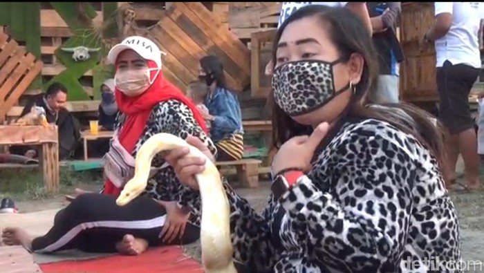 Minum wedang ditemani biinatang buas