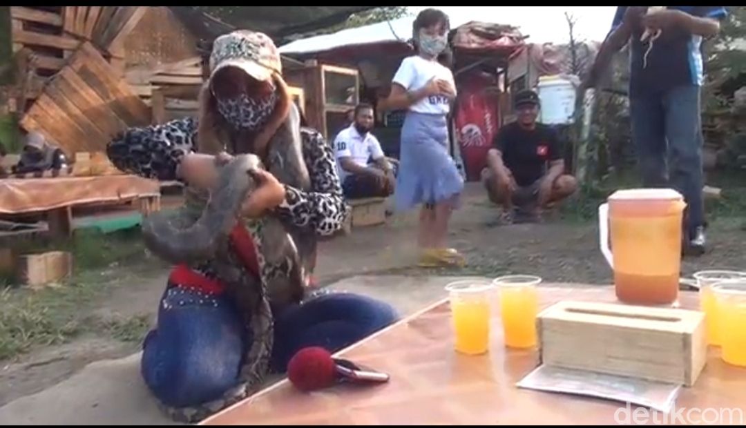 Minum wedang ditemani biinatang buas