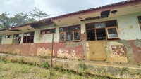 Kondisi itu belum diperbaiki sejak 2015. Selama lima tahun itu guru dan siswa dihantui kecemasan.