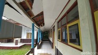 Sekolah ini berada di Dusun Sukalilah, Desa Janggala, Kecamatan Cidolog, Kabupaten Ciamis, Jawa Barat. Kondisi menyedihkan sekolah itu viral di media sosial setelah seseorang mengunggah foto kerusakan di SDN 2 Janggala.