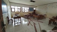 Sekolah itu merupakan satu-satunya untuk akses pendidikan masyarakat sekitar. Sebab jarak antar SD lainnya cukup jauh.