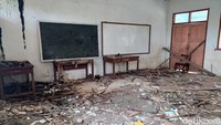 Dari tiga ruang di bangunan atas, satu dikosongkan karena bagian atap sudah hampir ambruk. Di bangunan bawah, dari empat ruangan ini hanya satu ruangan dikosongkan karena bagian temboknya rusak.