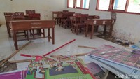Kepala SD Negeri 2 Janggala Tatang Bahtiar, Rabu (12/8/2020) mengatakan, kondisi bangunan rusak tentu tidak nyaman untuk digunakan belajar. Ia khawatir sewaktu-waktu atap bangunan bisa roboh. Selama pandemi ini, menurut dia, para siswa belajar di halaman rumah warga dan madrasah.