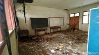 Begini penampakan bangunan SD Negeri 2 Janggala Ciamis rusak berat akibat dimakan usia.