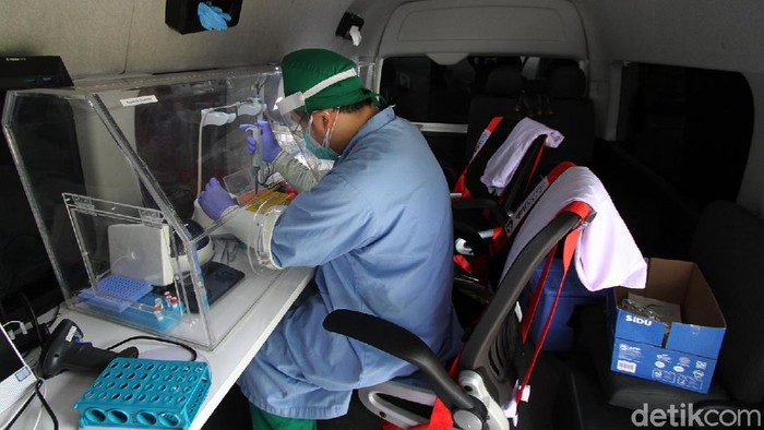 Tenaga medis melakukan Swab Test dengan membawa mobil PCR kepada aparatur sipil negara Pemkot Surakarta, Jawa Tengah.