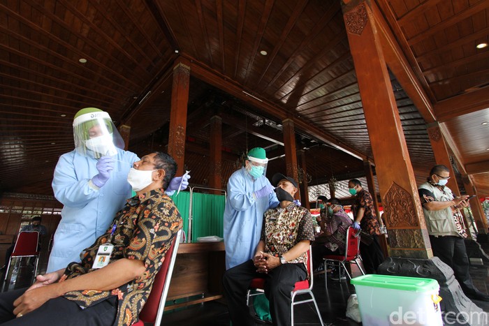 Tenaga medis melakukan Swab Test dengan membawa mobil PCR kepada aparatur sipil negara Pemkot Surakarta, Jawa Tengah.