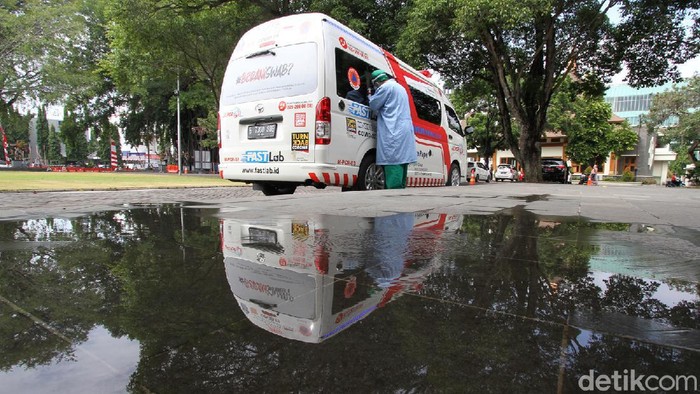 Tenaga medis melakukan Swab Test dengan membawa mobil PCR kepada aparatur sipil negara Pemkot Surakarta, Jawa Tengah.