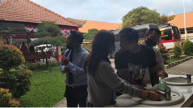 Momen Jerinx Cuci Tangan-Pelukan dengan Istri Sebelum Ditahan