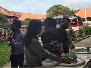 Momen Jerinx Cuci Tangan-Pelukan dengan Istri Sebelum Ditahan