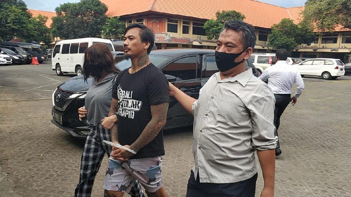 Momen Jerinx Cuci Tangan-Pelukan dengan Istri Sebelum Ditahan